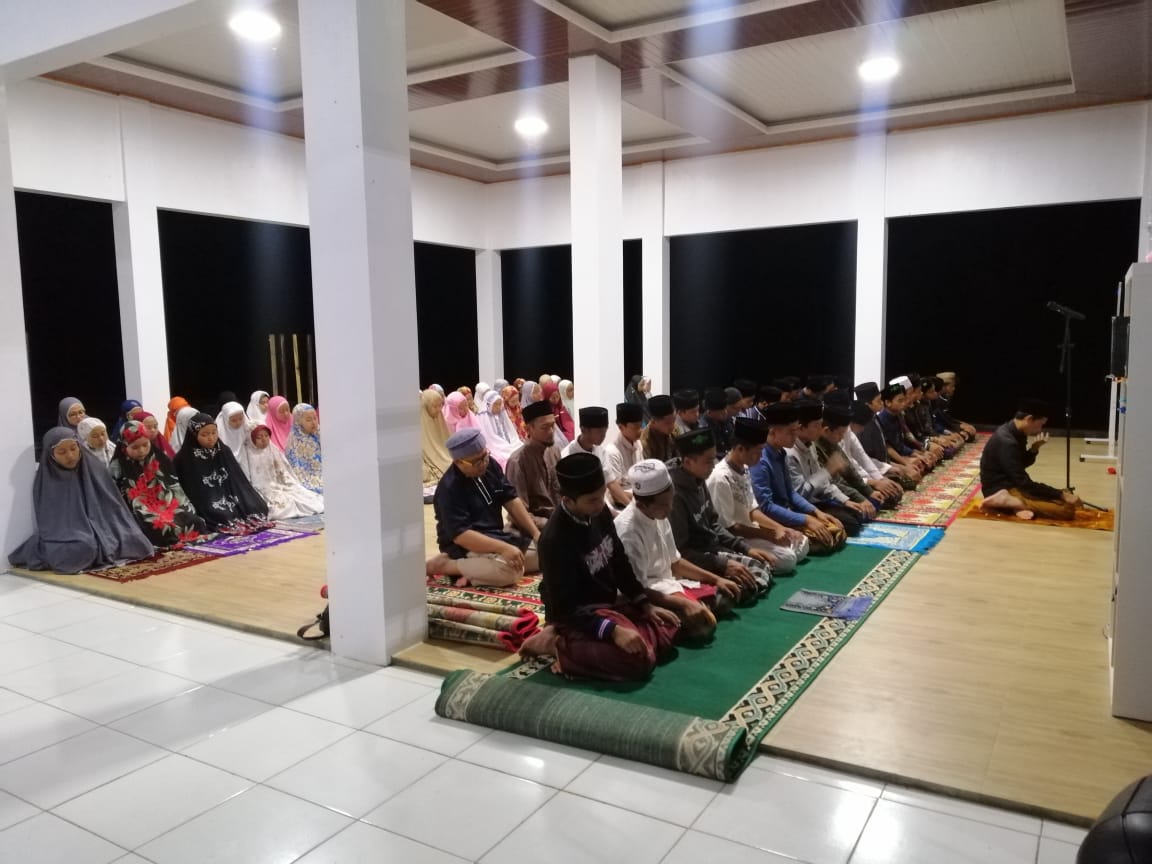 Shalat berjamaah di masjid